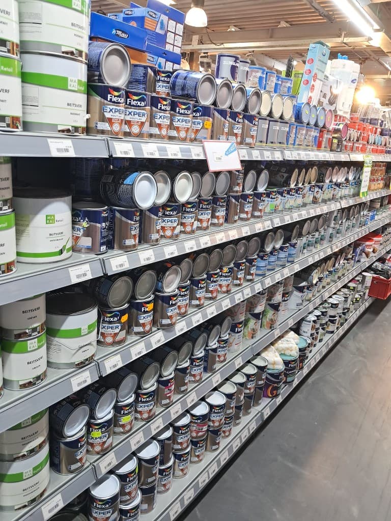 Verf & schildersbenodigdheden in de winkel