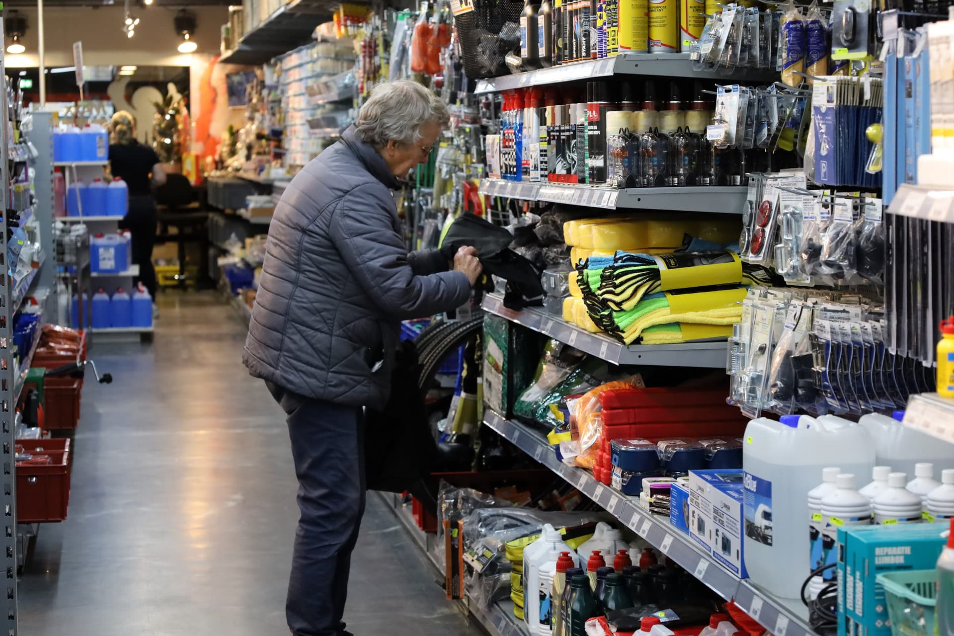 Schappen vol producten in Maxx Voordeelshop
