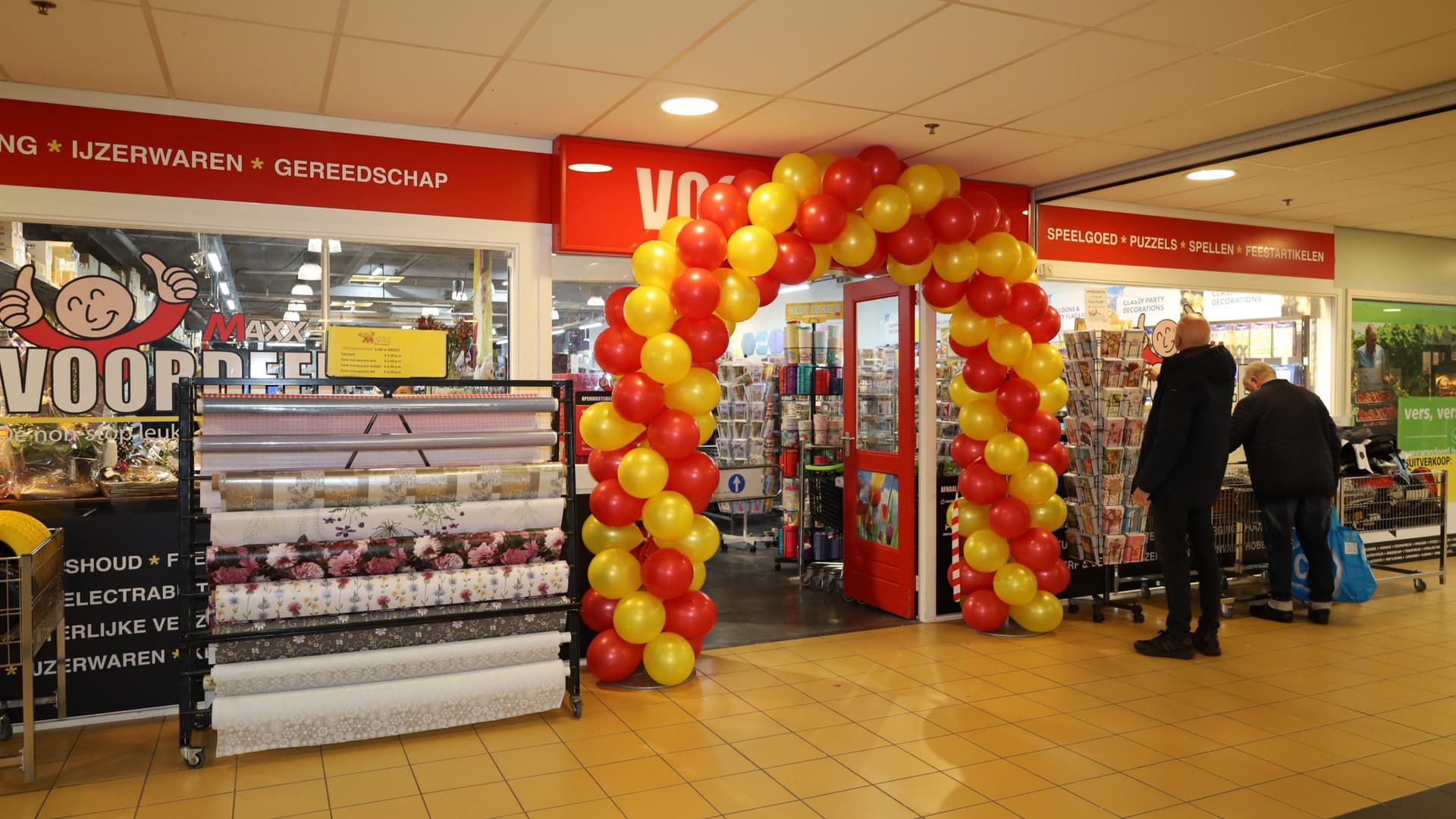 Team Maxx Voordeelshop bij de opening